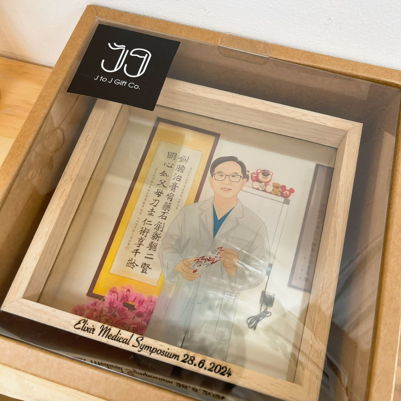 榮休/FAREWELL 寫實風勾畫五官 人像畫透明木框