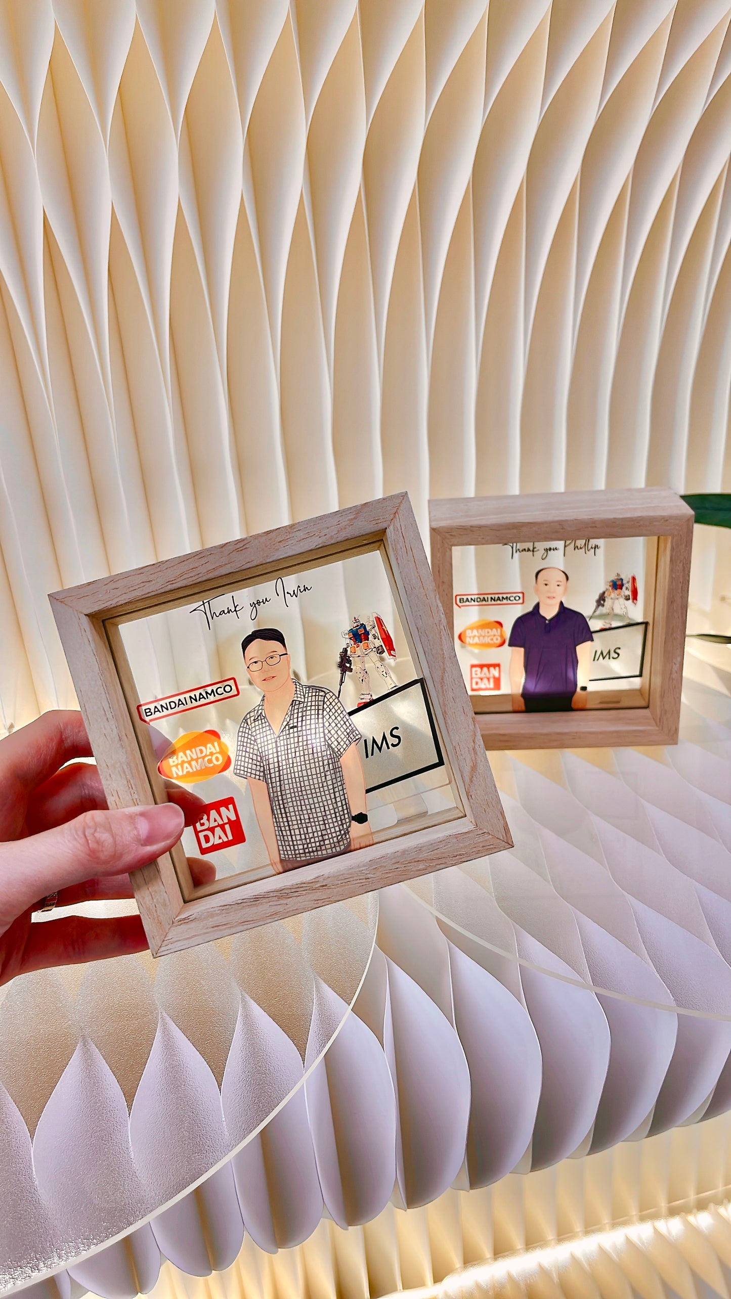 榮休/FAREWELL 寫實風勾畫五官 人像畫透明木框