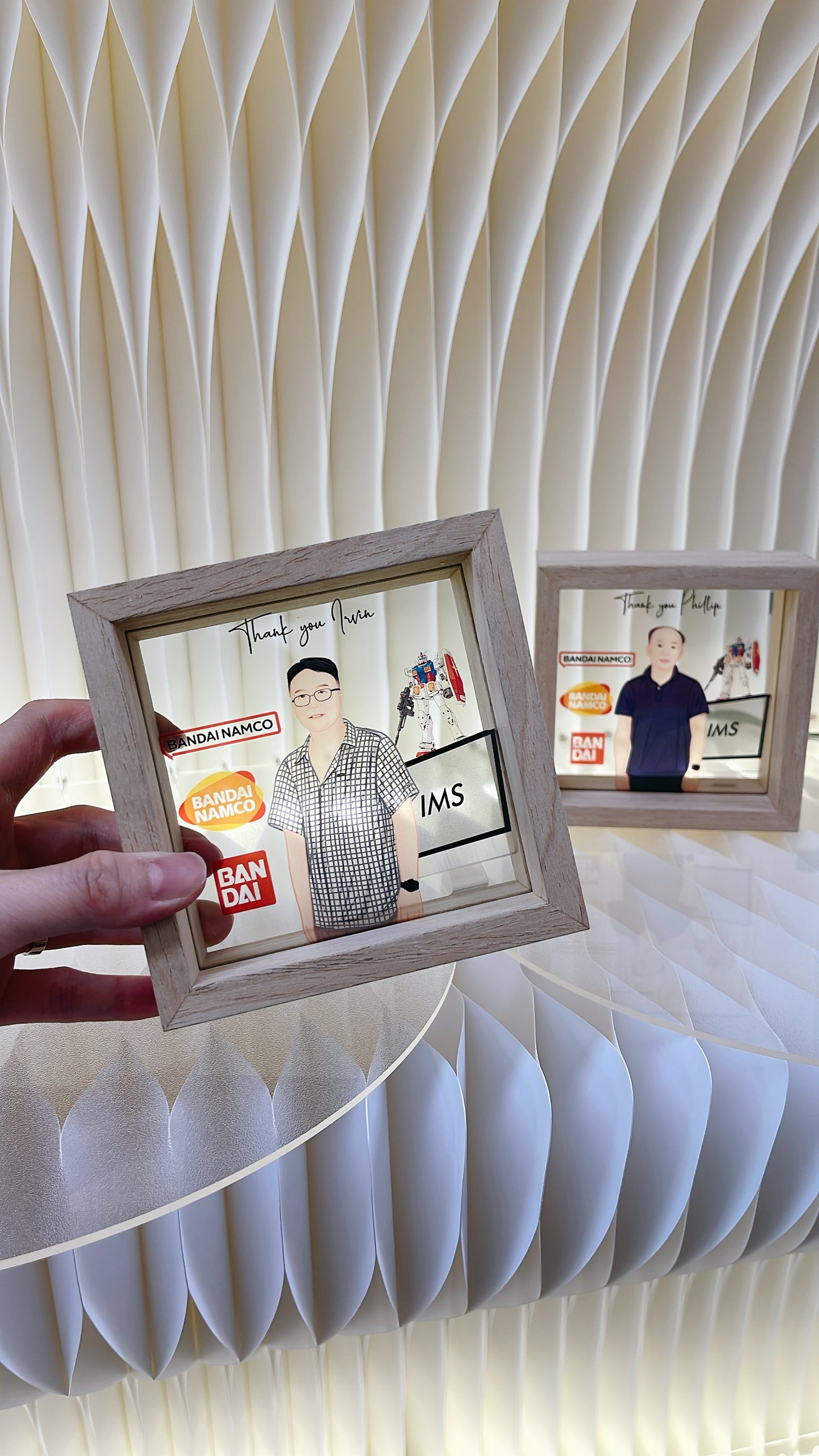 榮休/FAREWELL 寫實風勾畫五官 人像畫透明木框