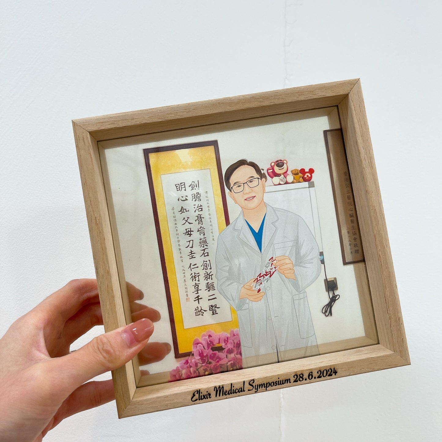 榮休/FAREWELL 寫實風勾畫五官 人像畫透明木框