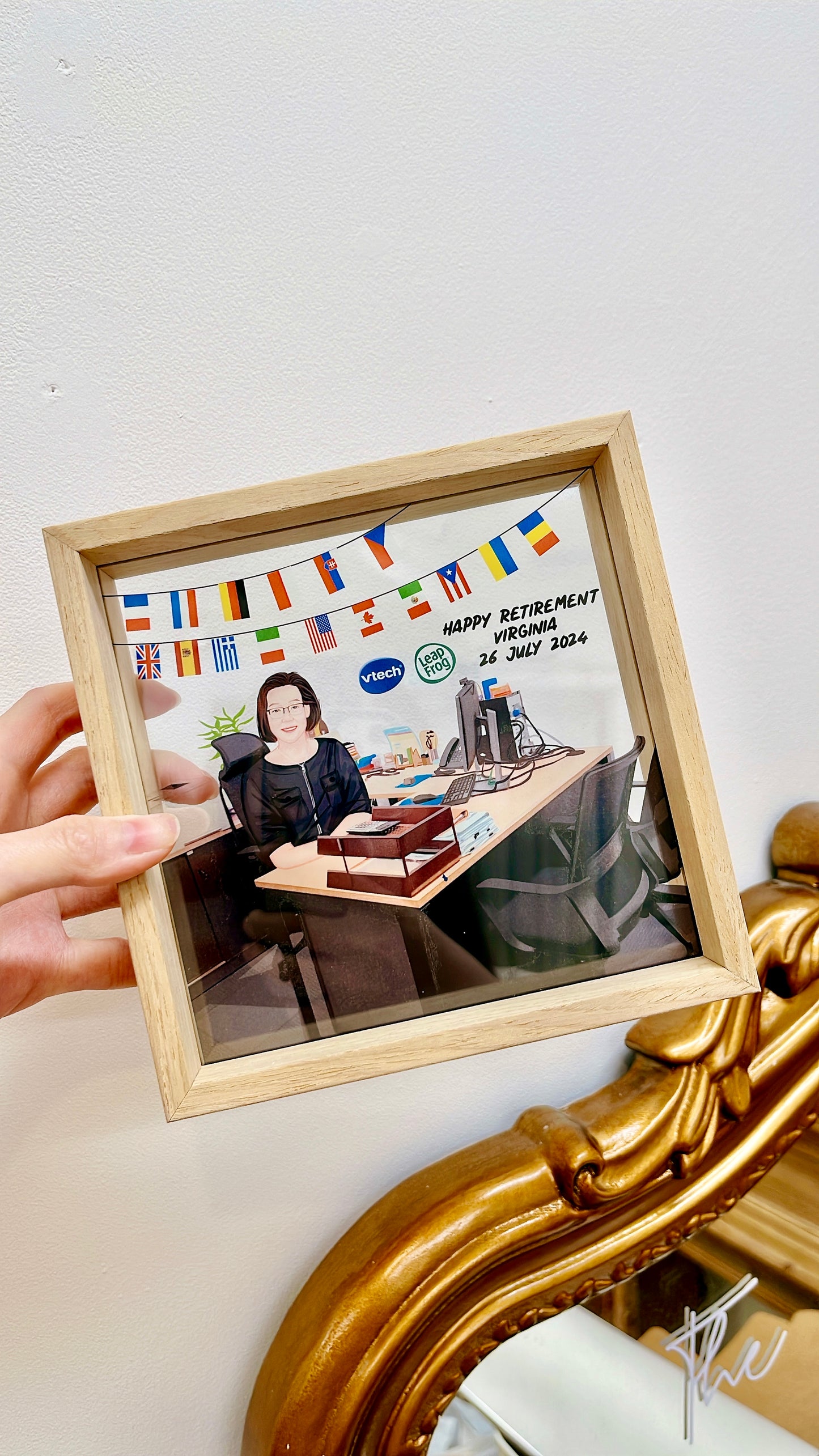 榮休/FAREWELL 寫實風勾畫五官 人像畫透明木框