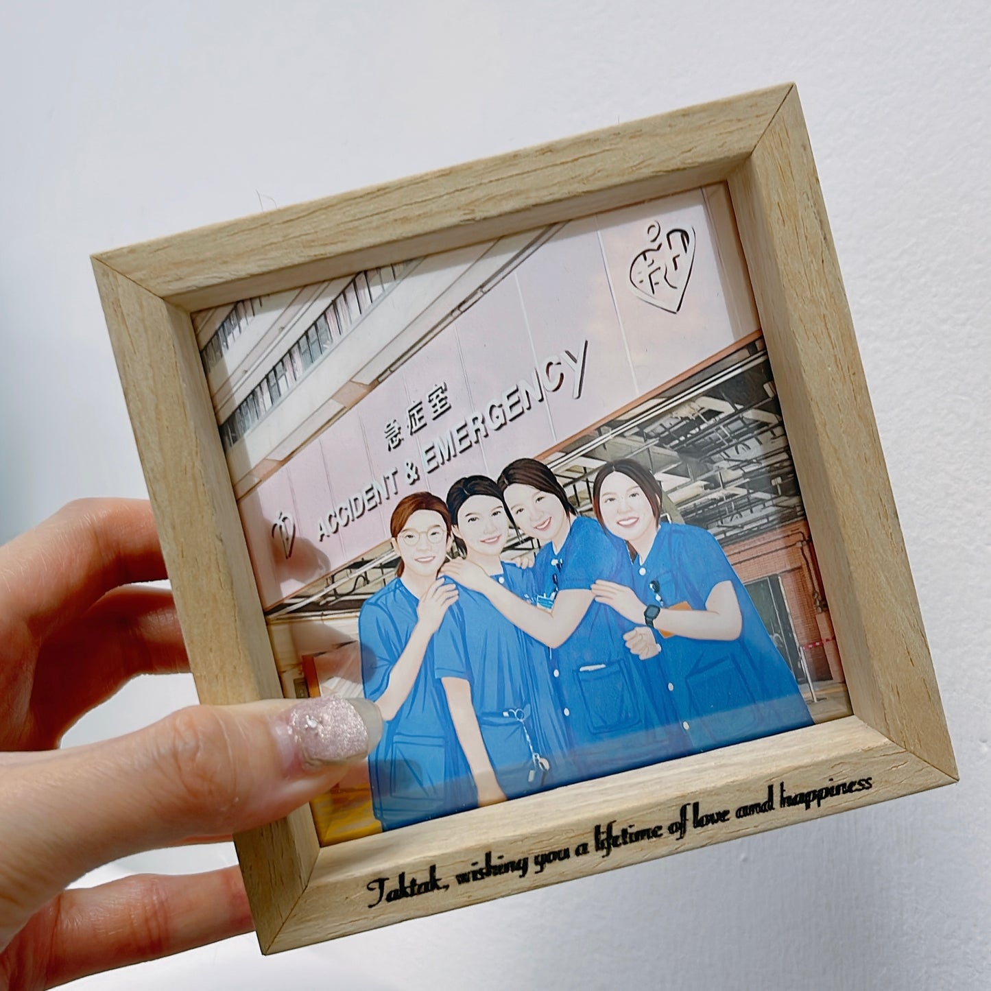 榮休/FAREWELL 寫實風勾畫五官 人像畫透明木框